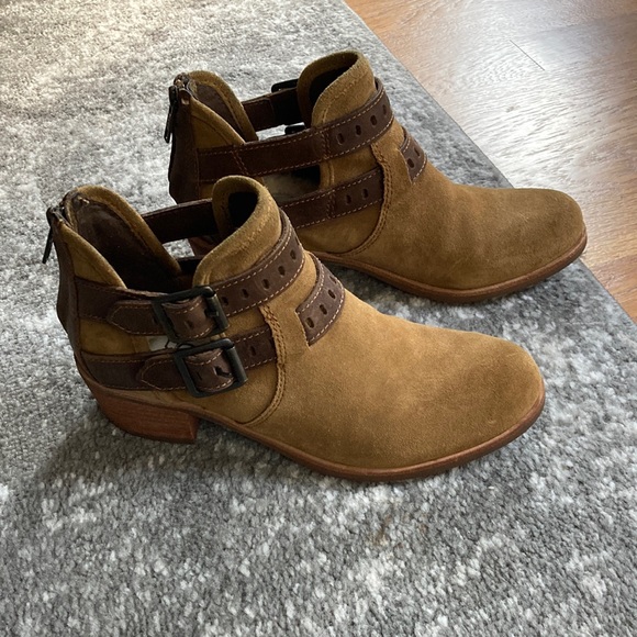 UGG Shoes - Ugg boots women’s “patsy” size 6. Chestnut suede. Like new condition!